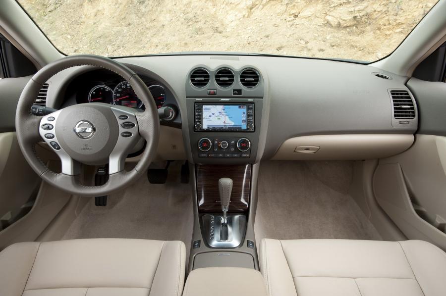  Nissan Altima Hybrid 2010 года  (фото 22 из 48)